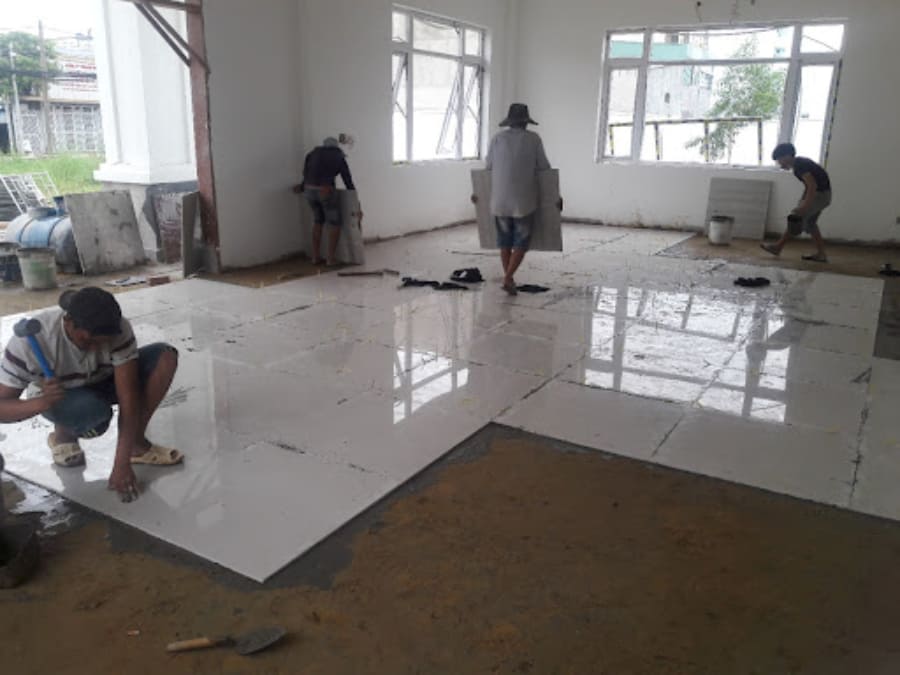 sử dụng búa cao su để chỉnh sửa vị trí các viên gạch
